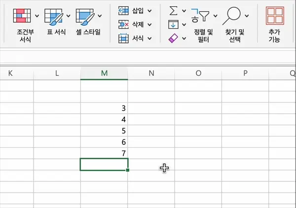 가장 기본적인 자동 합계 사용방법은 합계를 구하고 싶은 셀 바로 아래에 있는 셀을 선택한 후 ∑ 버튼을 누르는 것이다.